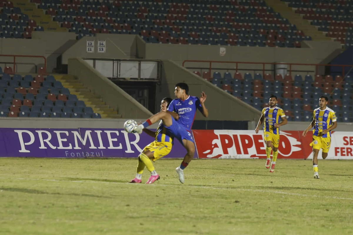 Cimarrones empatan sin goles con Reboceros en Liga Premier