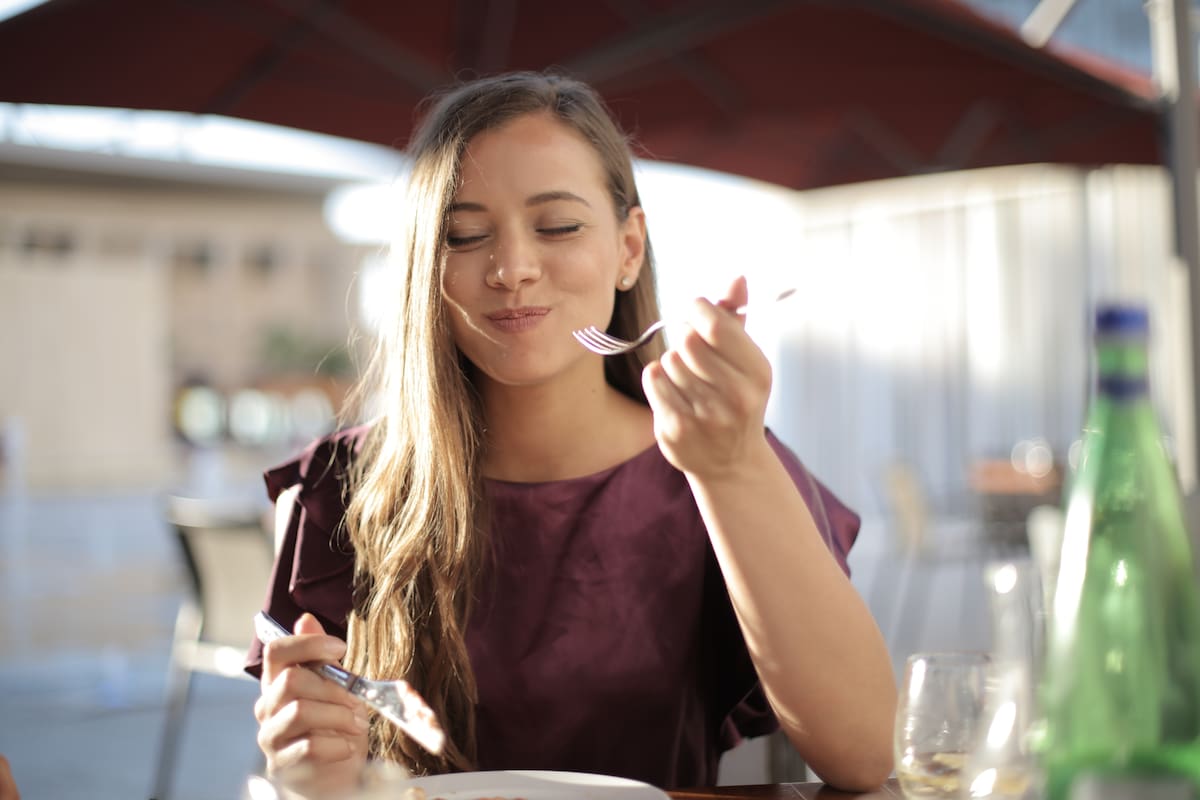Tomar tu tiempo de comida no es solo un derecho, es una necesidad para mantener un equilibrio entre tu salud y tu trabajo. Foto: Archivo