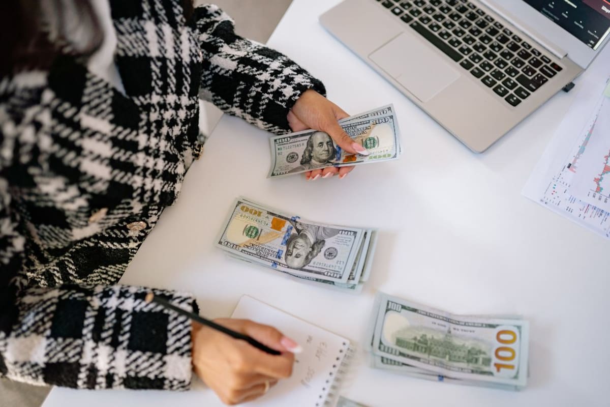 Por qué algunas personas acomodan sus billetes de menor a mayor, según la psicología; este hábito puede revelar necesidad de control, orden mental y manejo emocional del dinero