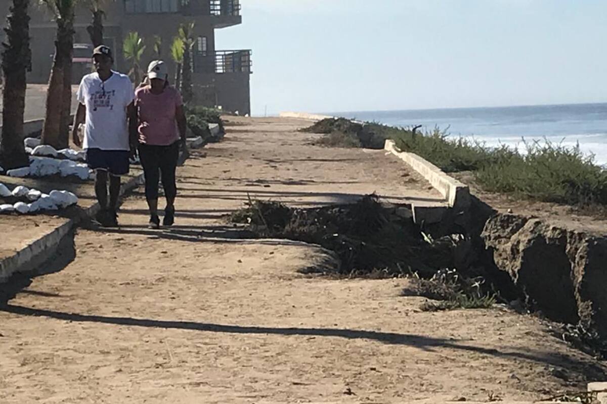 Socavones están acabando con el andador de playas de Tijuana