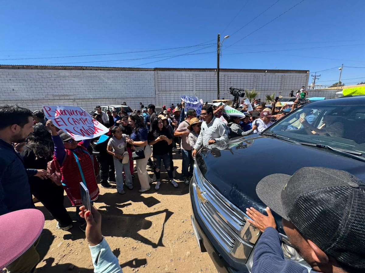 Cerca de 600 personas se manifestaron durante la visita de Claudia Sheinbaum a San Quintín para exigir soluciones en materia de pensiones, servicios y desapariciones. Foto: Cortesía.