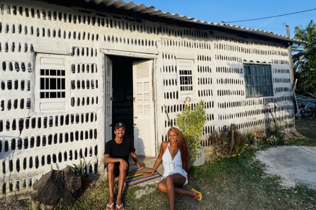 Ante crisis de vivienda y basura, dos mujeres construyeron su propio hogar con botellas desechadas y pusieron en evidencia el vínculo entre crisis ambiental, desigualdad social y acceso a un techo digno