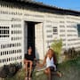 Ante crisis de vivienda y basura, dos mujeres construyeron su propio hogar con botellas desechadas y pusieron en evidencia el vínculo entre crisis ambiental, desigualdad social y acceso a un techo digno