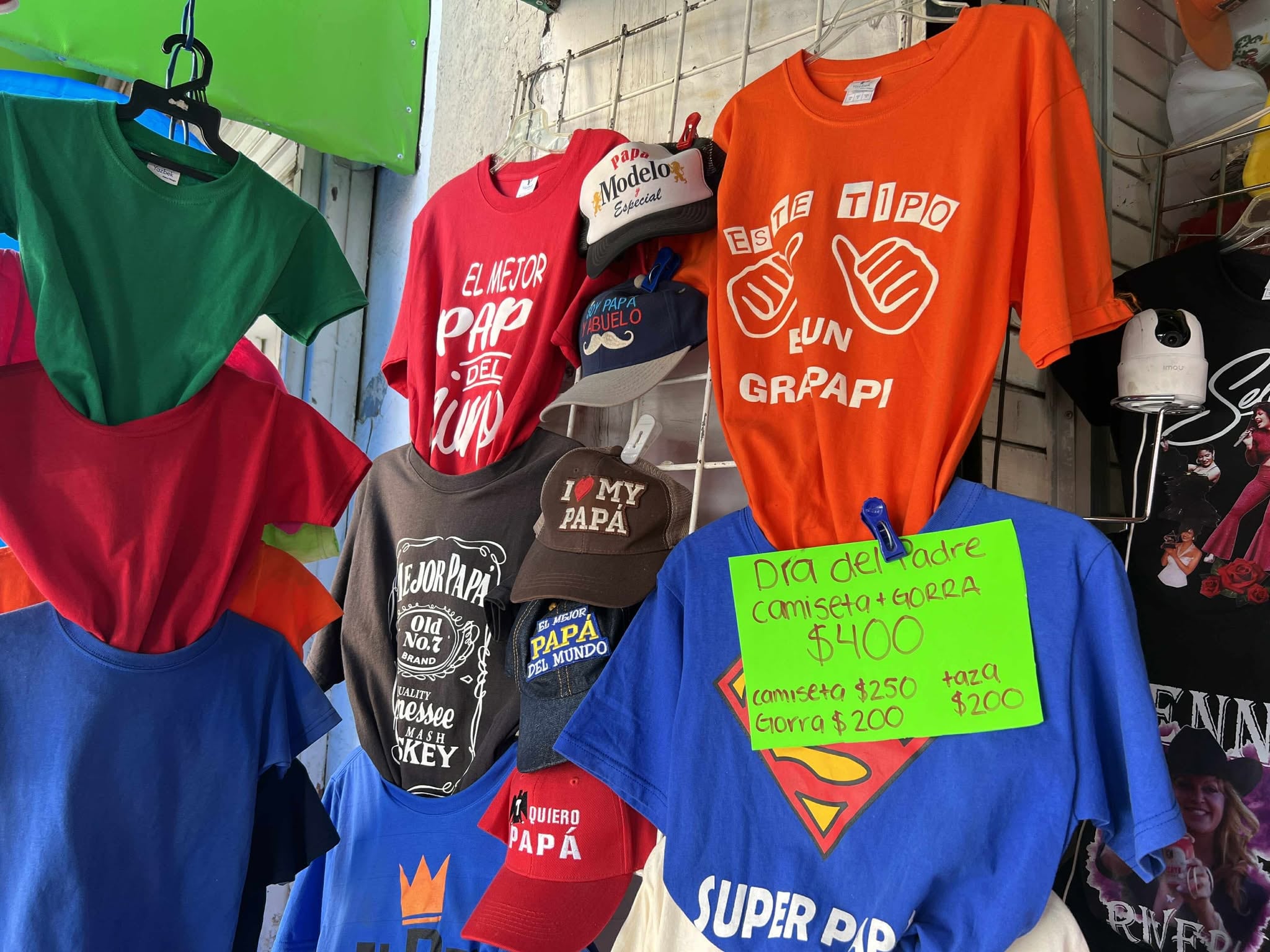 Algunas tiendas del Centro de Hermosillo ya colocaron promociones y artículos para festejar el Día del Padre. FOTO: JULIO CLARK