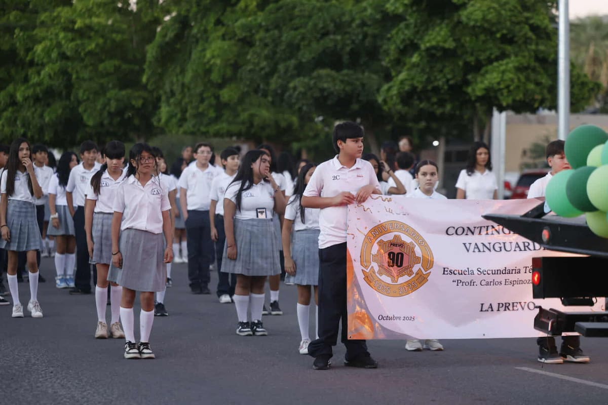 Estudiantes marcharon en carros alegóricos junto con docentes, mostrando talleres como soldadura y valores como la disciplina.