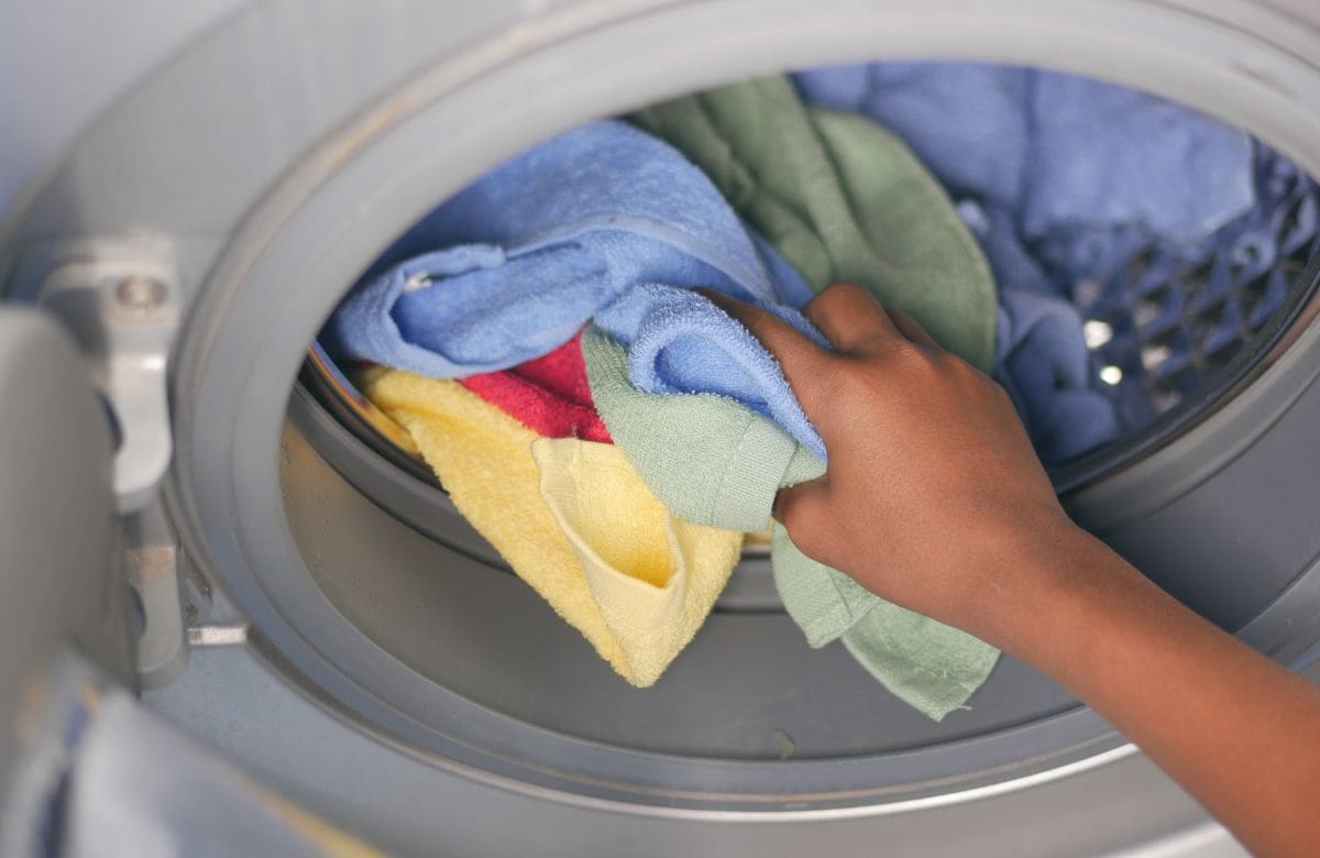 Especialistas advierten que lavar la ropa al derecho daña telas y decolora prendas Foto: Especial (canva)