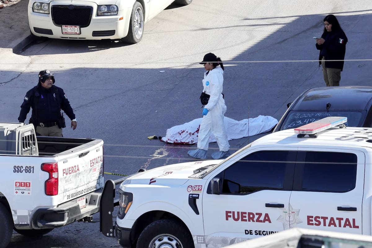 El agente fue atacado a balazos por un hombre que huyó del lugar. Foto: Sergio Ortiz