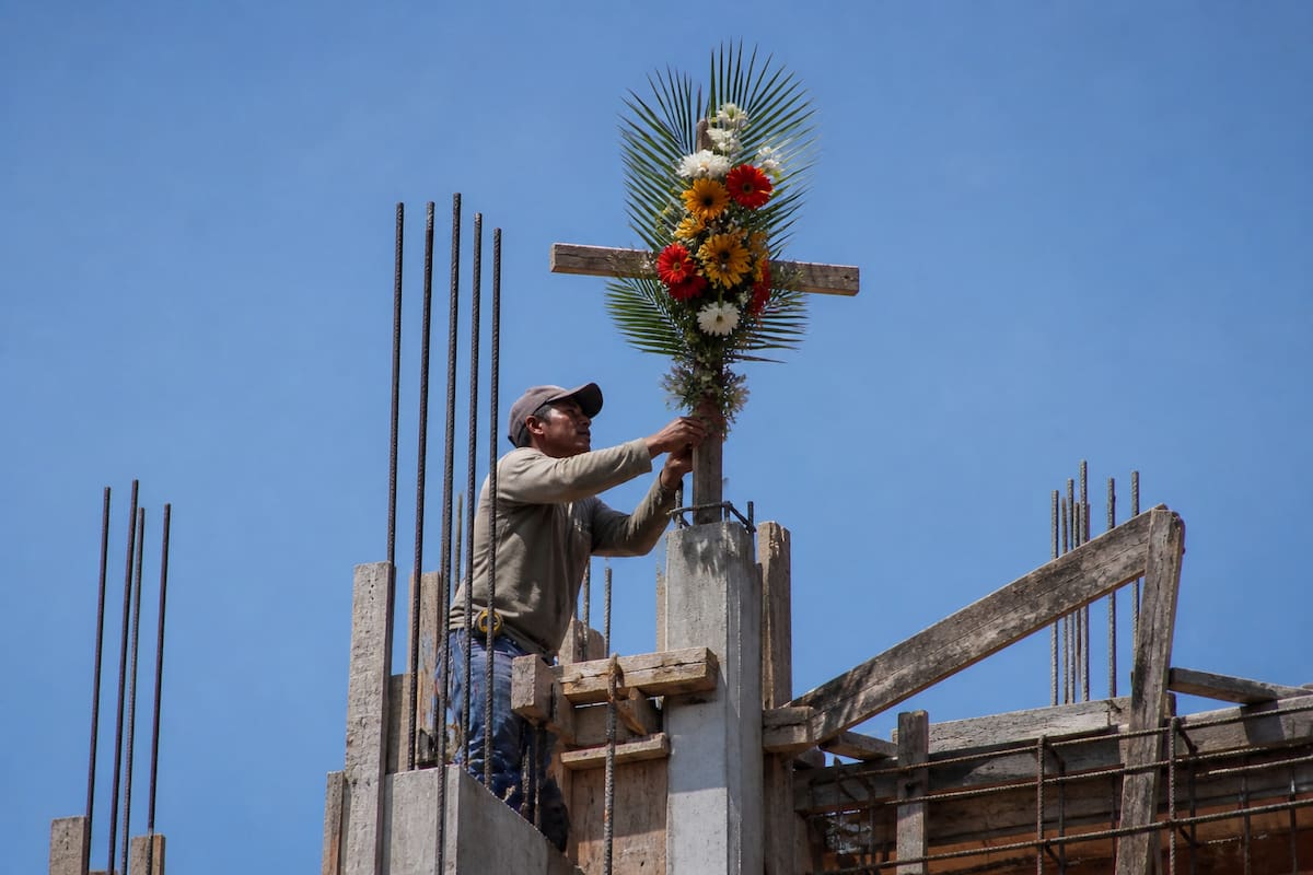 La explicación de la tradición que une el Día del Albañil y la cruz en las obras de construcción. | Crédito: ChatGPT