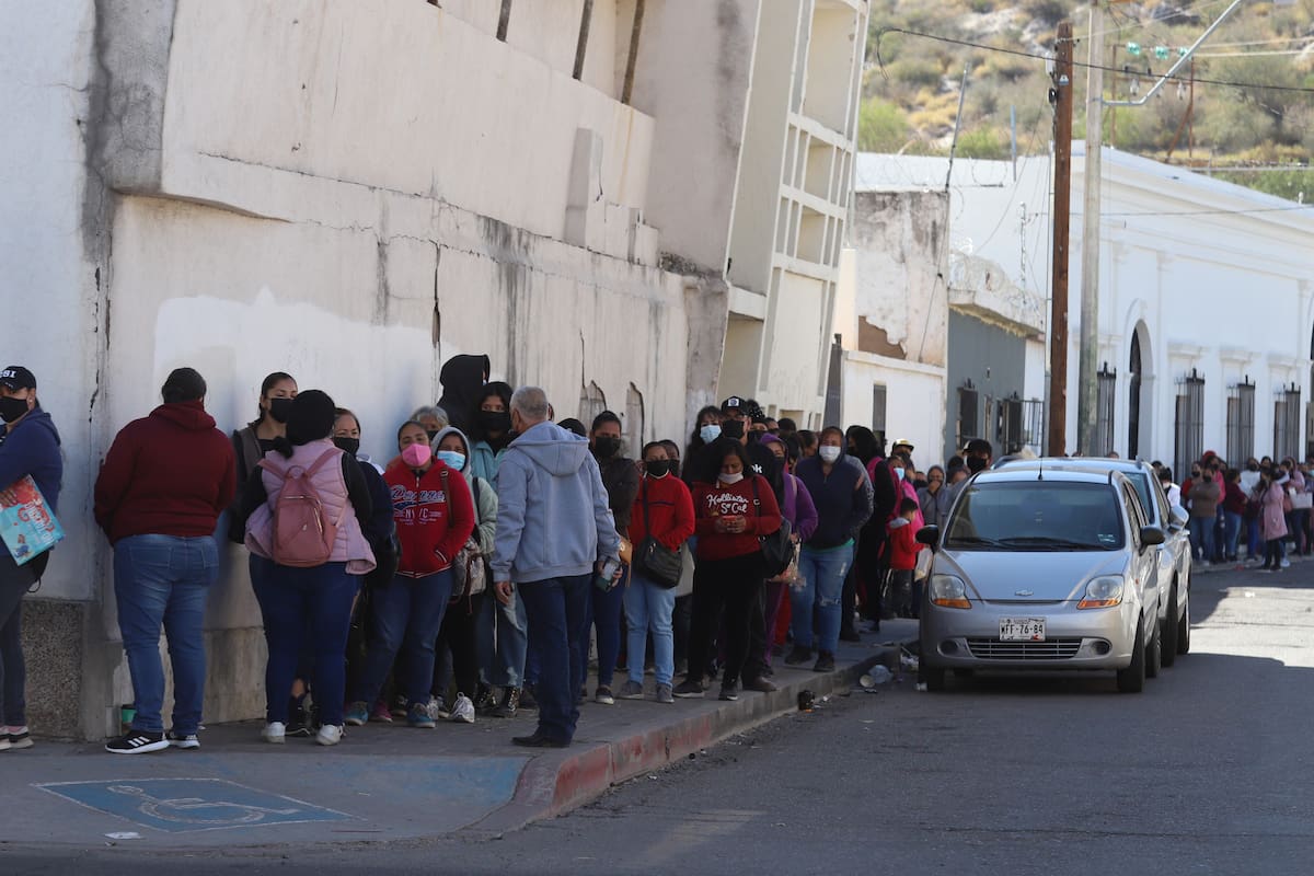 Hermosillo: Duermen afuera de oficina de Bienestar para cobrar apoyos