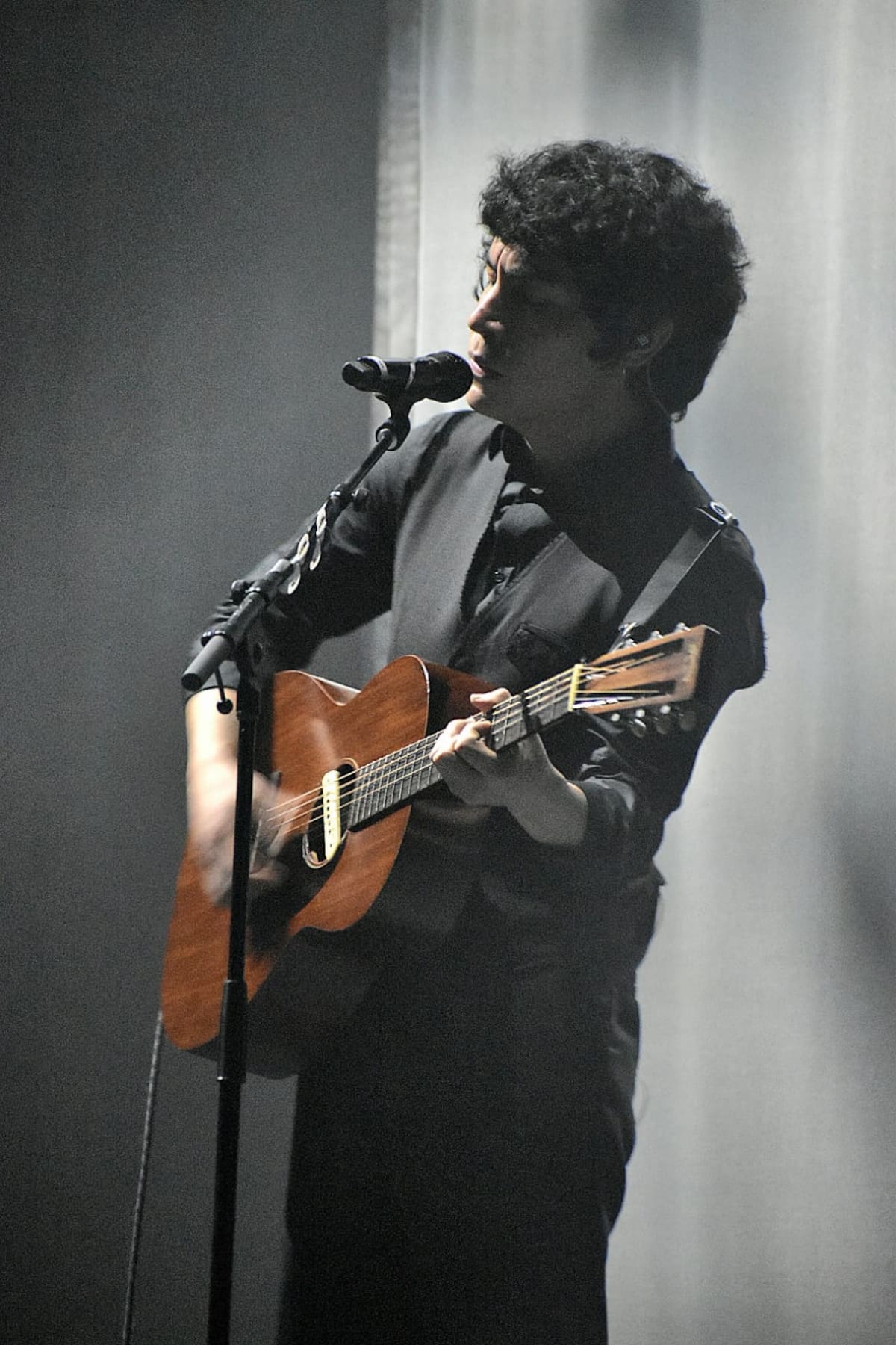Con una sola luz y sin palabras al público, el cantautor inició su espectáculo “La nube en el jardín” en Tijuana con voz y guitarra. Foto: Ruth Odgers