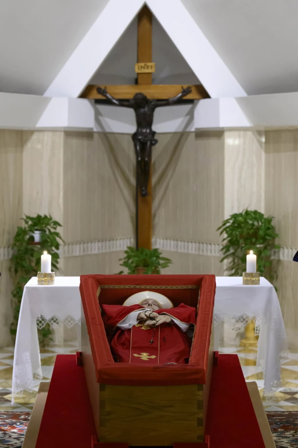 El cuerpo del papa Francisco reposa en un ataúd abierto dentro de la capilla de la residencia de Santa Marta, el lugar donde vivió durante todo su pontificado. Foto: Vaticano vía AP