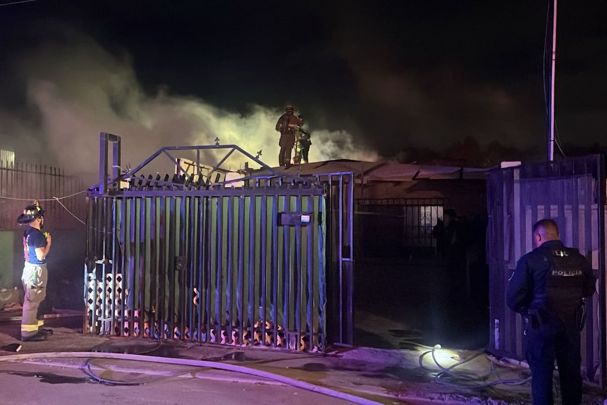 Incendio devasta vivienda en Rosarito; una veladora prendida presunta causa