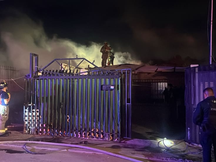 Incendio devasta vivienda en Rosarito; una veladora prendida presunta causa