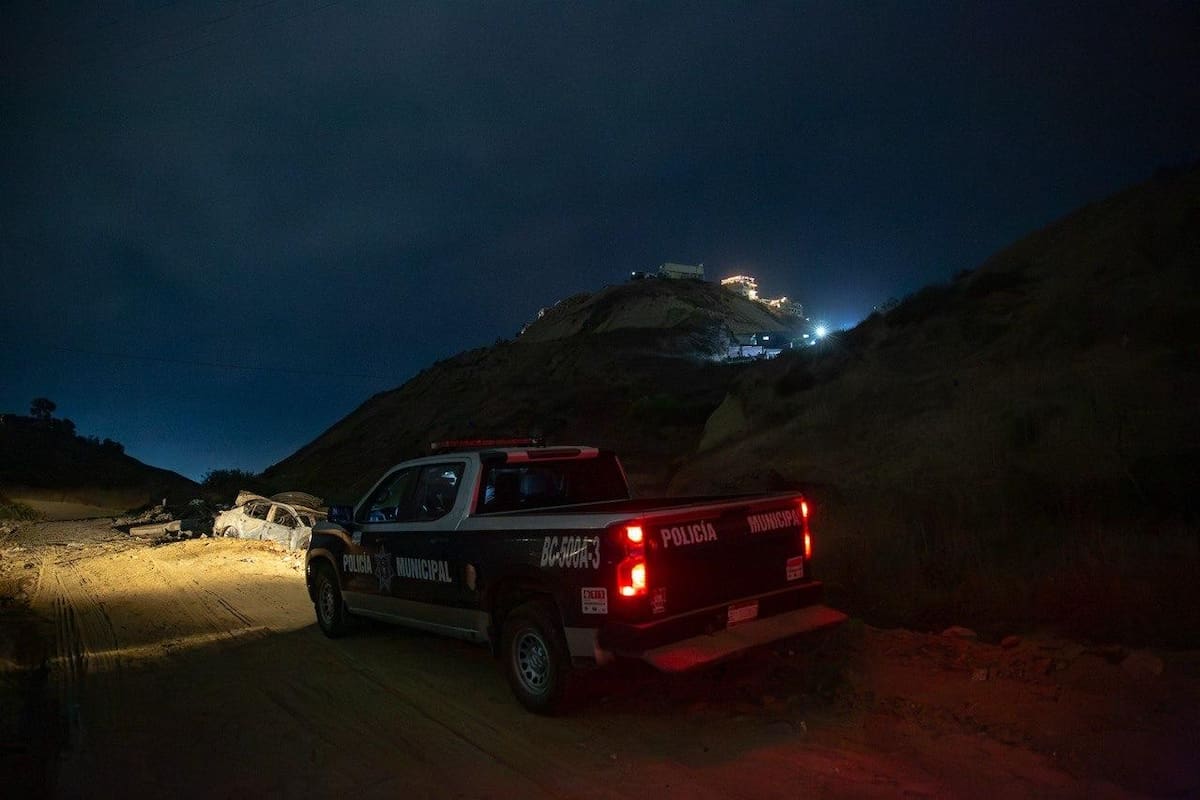 El vehículo fue encontrado en la madrugada en la colonia Macías y autoridades analizan su posible relación con un homicidio ocurrido horas antes. Foto: Border Zoom