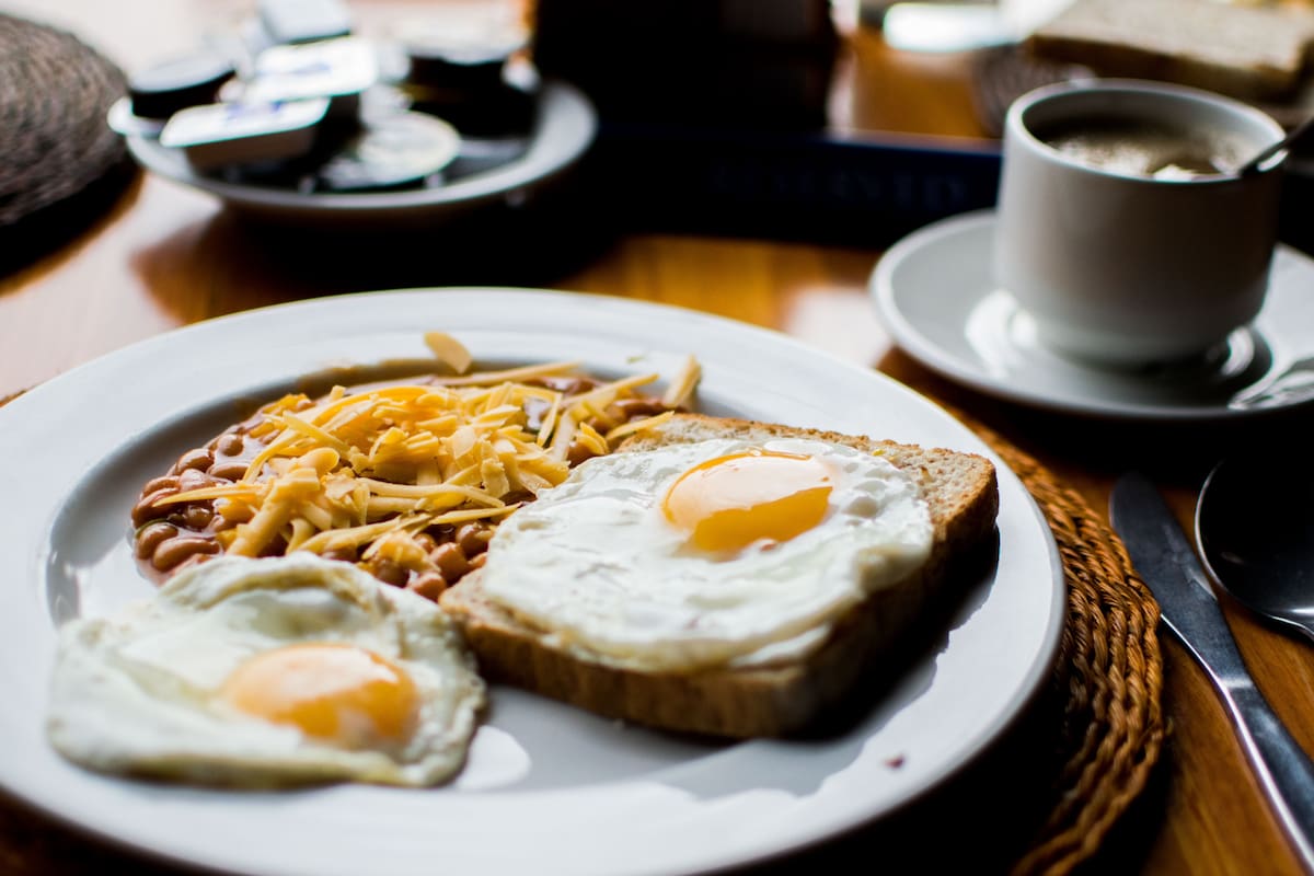 ¿Vas envejeciendo… y desayunas más tarde? Podrías tener mayor riesgo de morir pronto