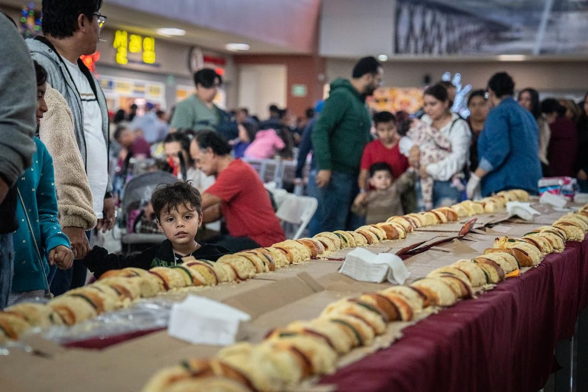 Cientos de niñas y niños acudieron junto a sus familias a la celebración del Día de Reyes realizada en la plaza Pabellón Rosarito, donde se llevó a cabo un evento de convivencia familiar. Fotos: Border Zoom