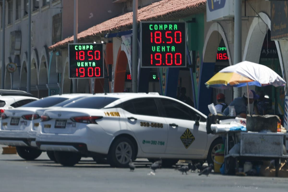 Alcanza dólar punto más bajo en ocho meses