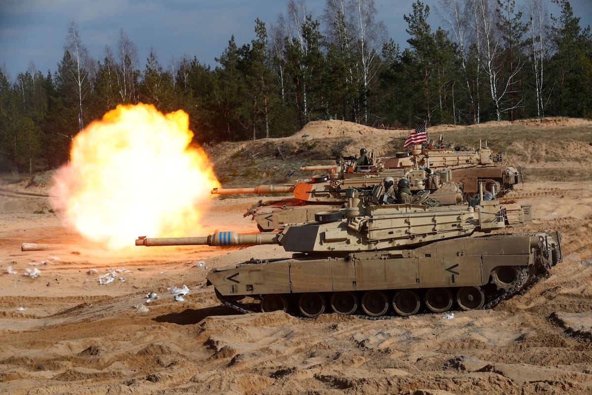 FOTO DE ARCHIVO: Un tanque M1A1 Abrams del Ejército de Estados Unidos dispara durante el ejercicio militar del grupo de combate de Presencia Avanzada Mejorada de la OTAN Crystal Arrow 2021 en Adazi, Letonia, el 26 de marzo de 2021. REUTERS/Ints Kalnins