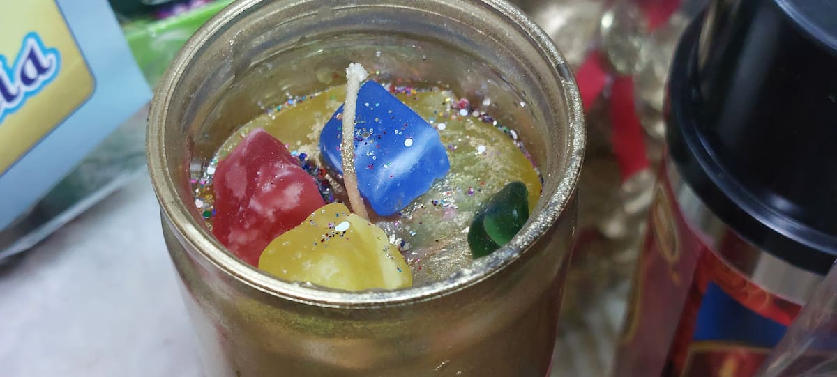 Comerciantes indican que veladoras, inciensos y objetos simbólicos marcan el cierre del año y las expectativas para el siguiente. Foto: Michelle Castillo