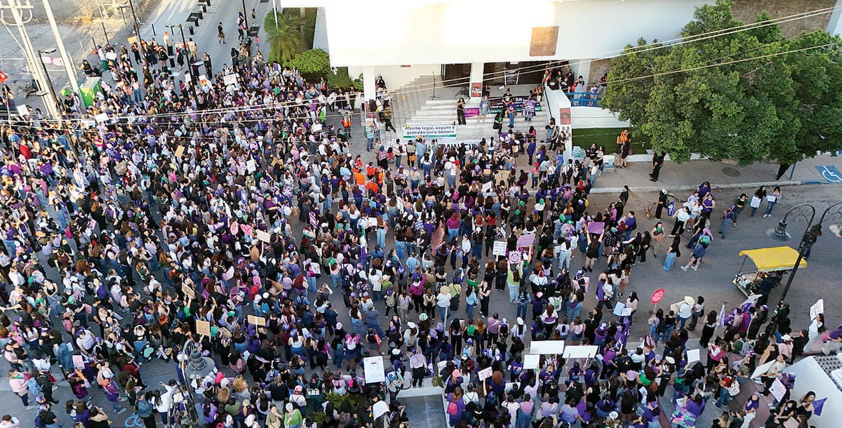 Asistentes a la marcha se rúnen frente al Congreso del Estado y exigen que la Alerta de Violencia de Género sea una realidad en Sonora. FOTO: ERNESTO LUGO