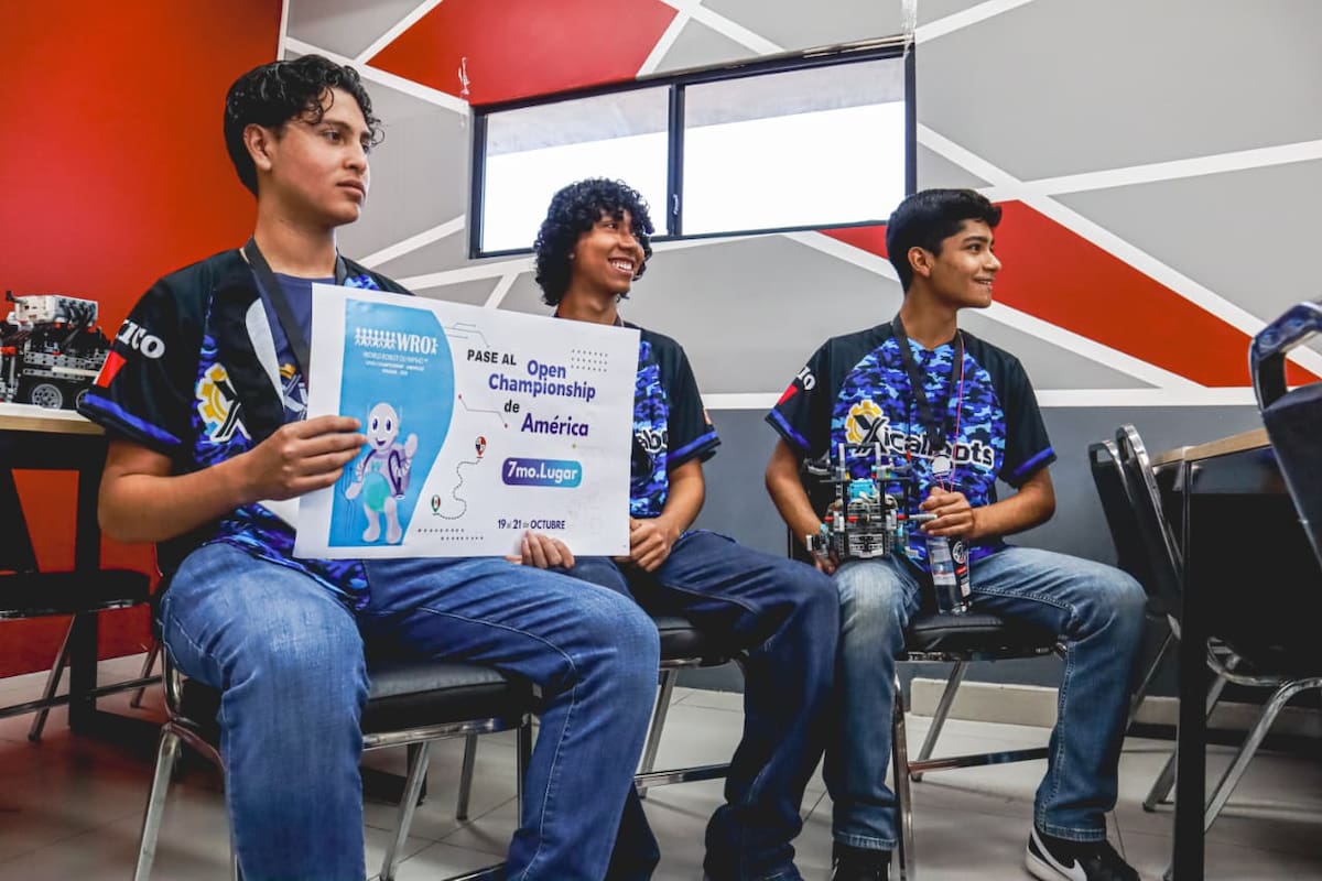El equipo Xicalibots, conformado por estudiantes del Cbtis 21 de Mexicali y becados por Grupo Educativo 16 de Septiembre, logró su pase al World Robot Olympiad (WRO) 2025 l Foto: Andres O. Farrera