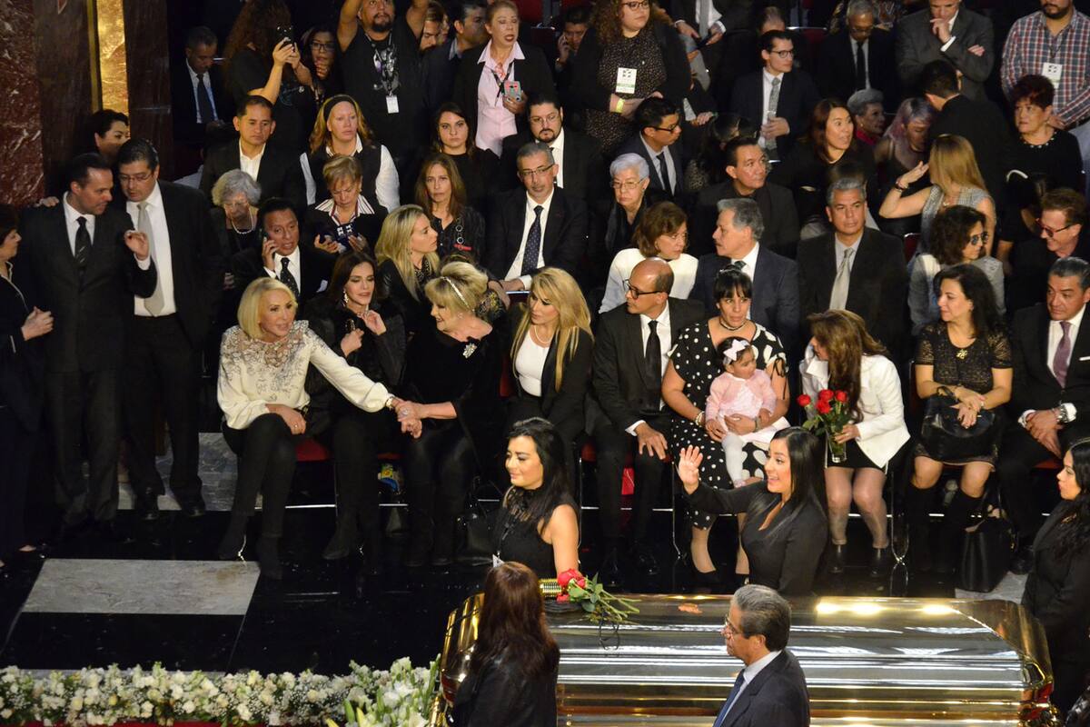 Famosos rinden homenaje a José José en Bellas Artes