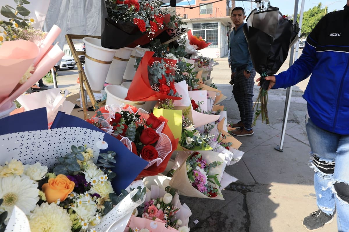 Comerciantes ofrecen arreglos florales y detalles para el Día del Amor. Foto: Sergio Ortiz