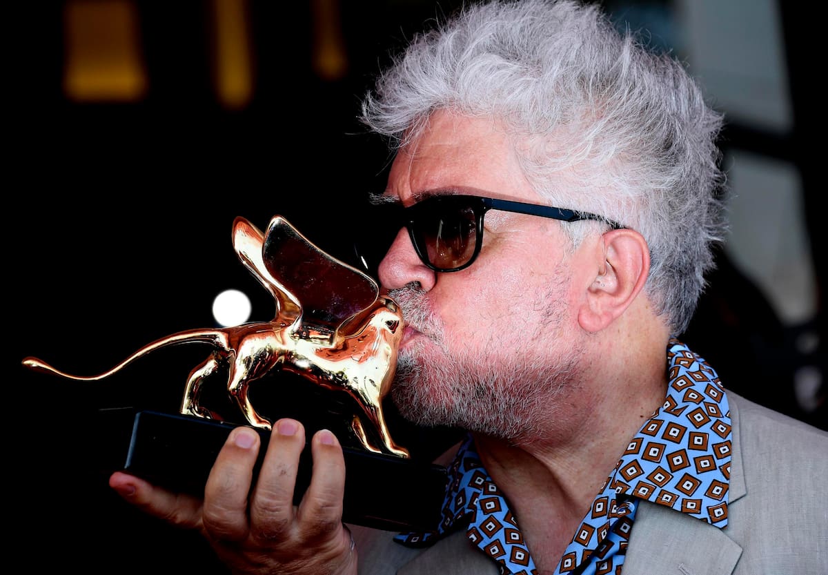 En esta imagen de archivo, tomada el 29 de agosto de 2019, el director de cine español Pedro Almodóvar besa el León de Oro a su carrera en la 76ta edición del Festival de Cine de Venecia, Italia. (Claudio Onorati/ANSA vía AP, archivo)
