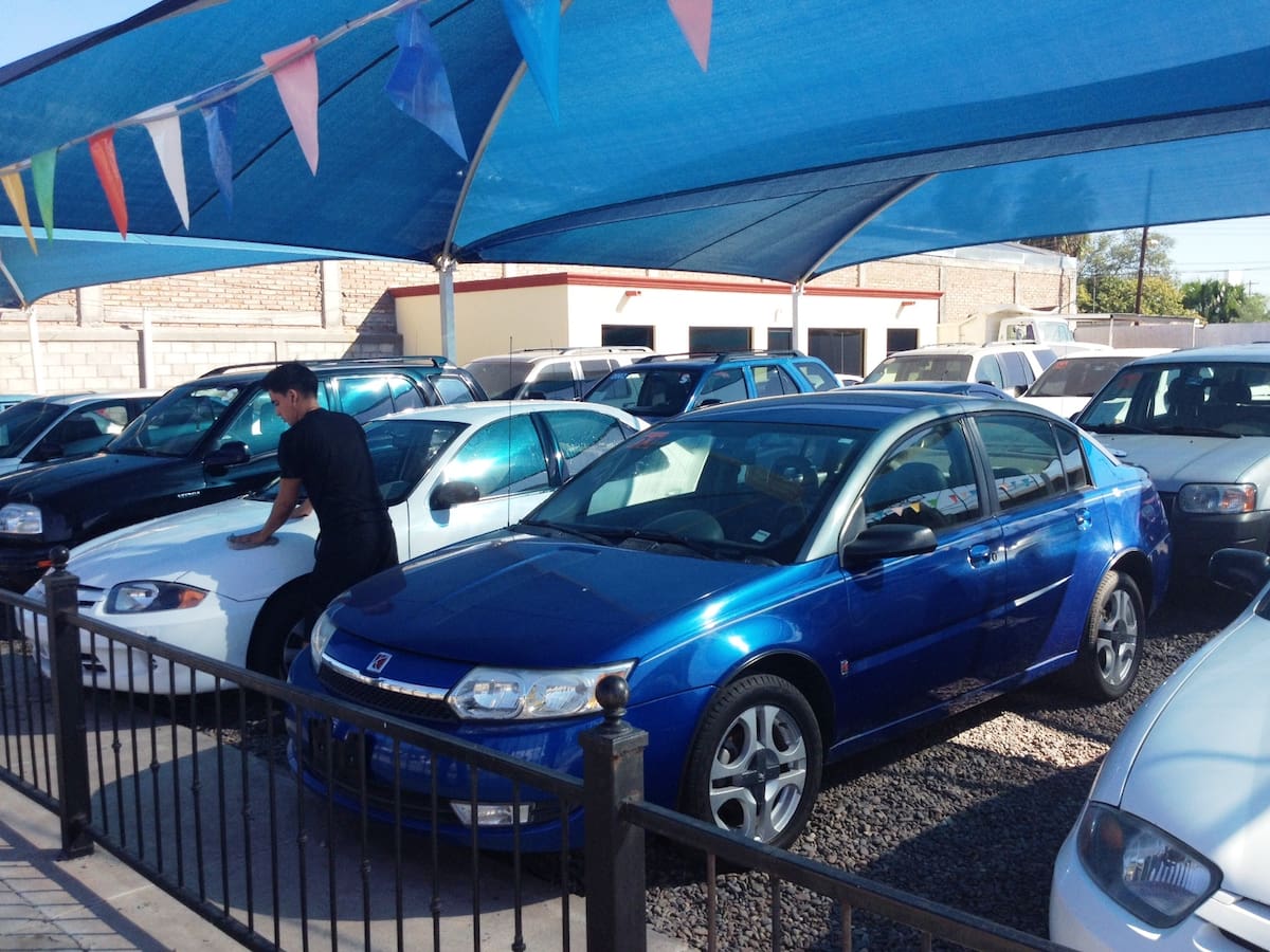 Las autoridades y comerciantes recomiendan verificar la autenticidad de los vendedores para evitar fraudes en la compra de autos usados. FOTO: BANCO DIGITAL
