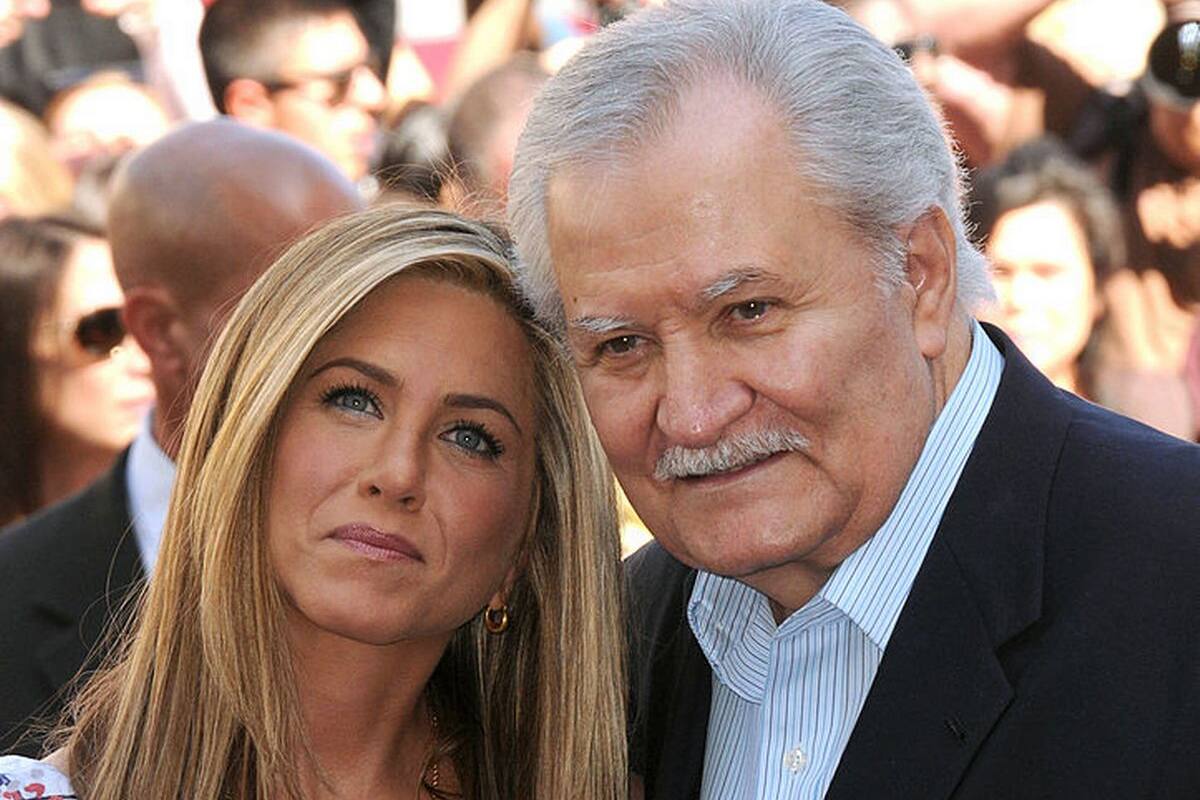 Jennifer Aniston perdona a su padre quien la abandonó en su niñez