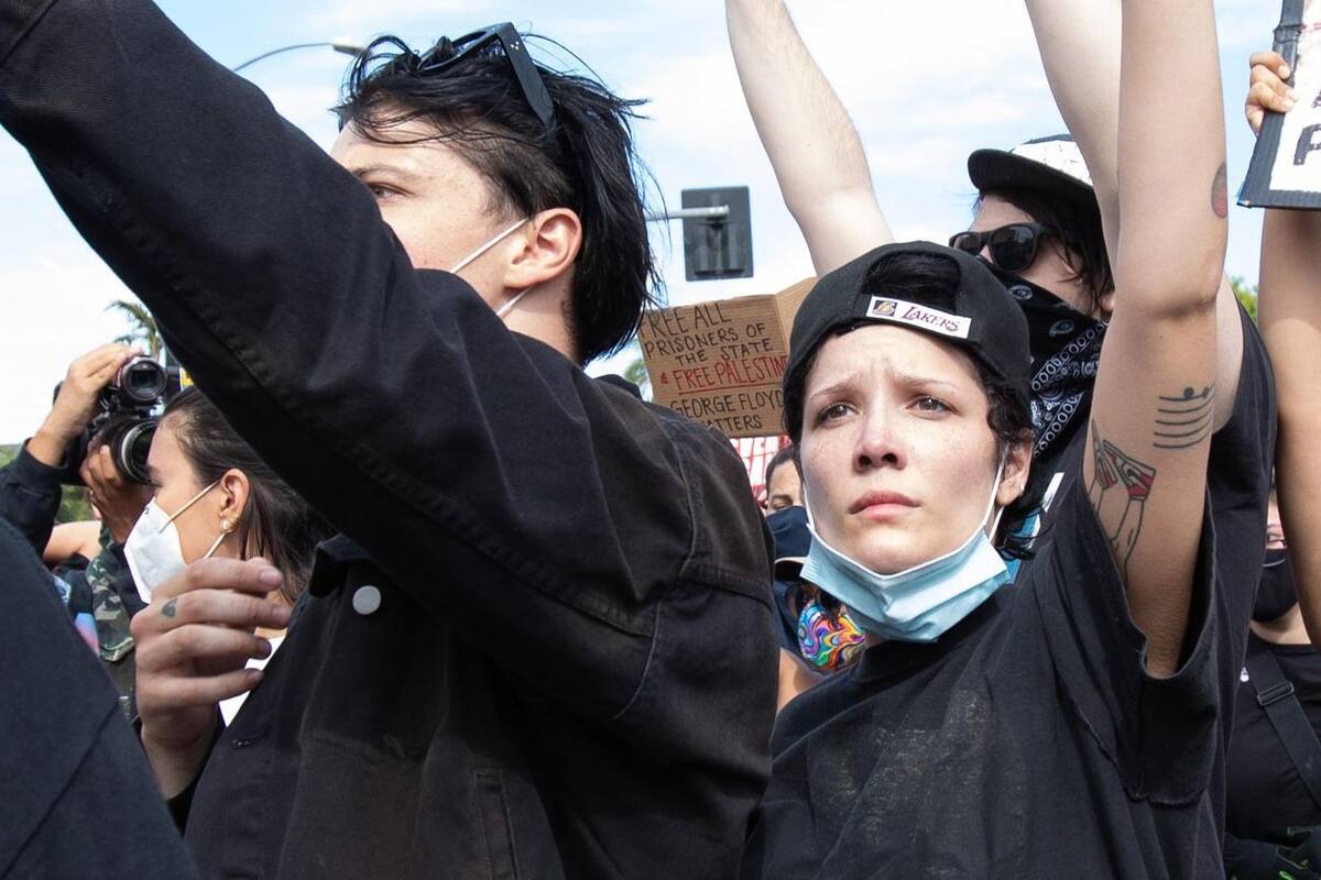 Halsey, herida por balas de goma en protestas de LA