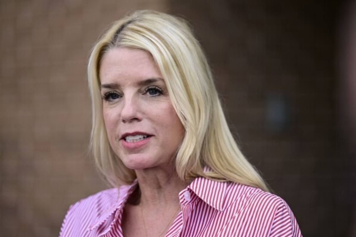 Pam Bondi, con una trayectoria y controversias, fue nombrada candidata al Departamento de Justicia de Trump. Foto: AP