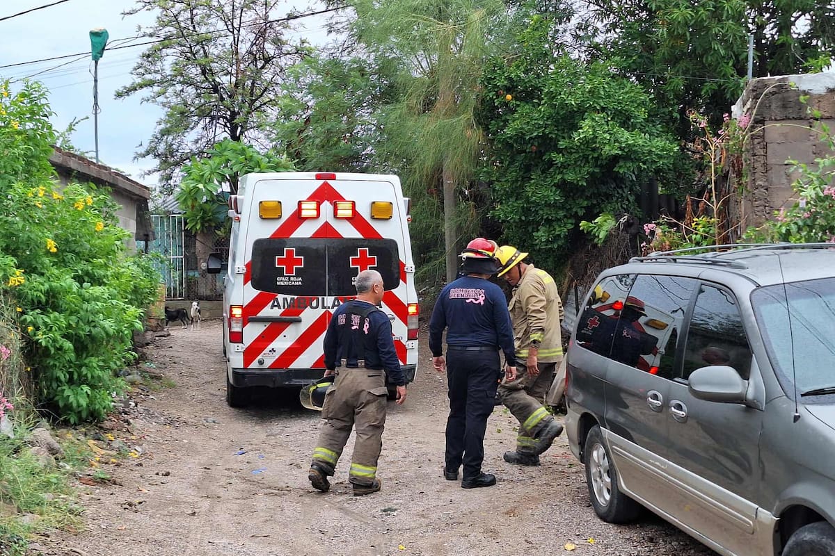 Mujer de la tercera edad resulta lesionada tras derrumbe de barda en Hermosillo