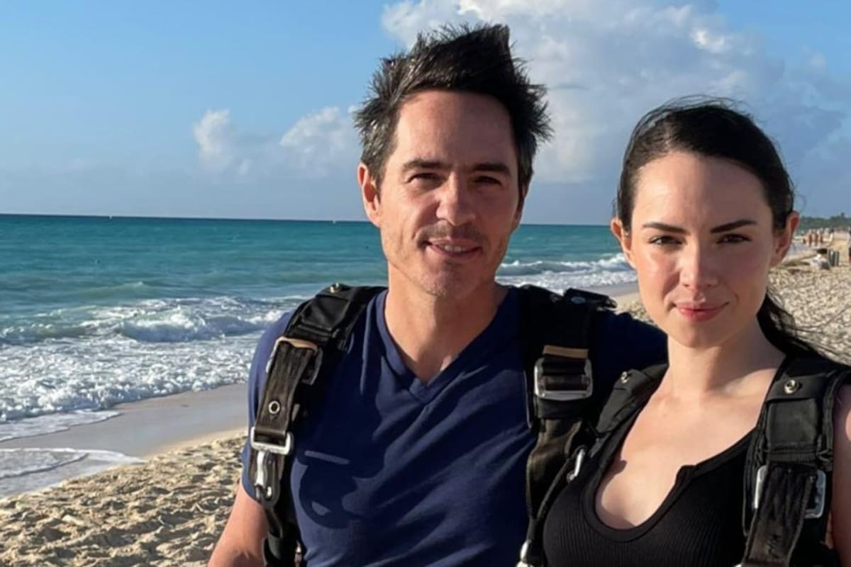 Mauricio Ochmann y Paulina Burrola despiden el año saltando en paracaídas