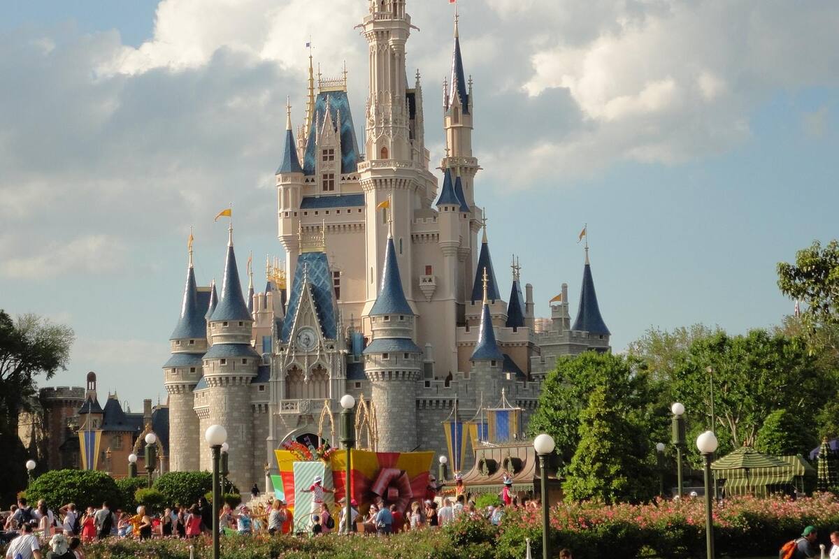Hallan cadáveres en comunidad Disney en Florida; hay un detenido