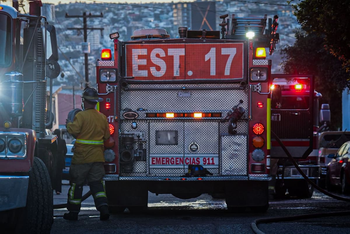 El siniestro ocurrió a las 04:50 horas en una vivienda de dos pisos ubicada sobre la calle Soledad Orozco; no se reportaron lesionados ni víctimas mortales. Foto: Leonardo González