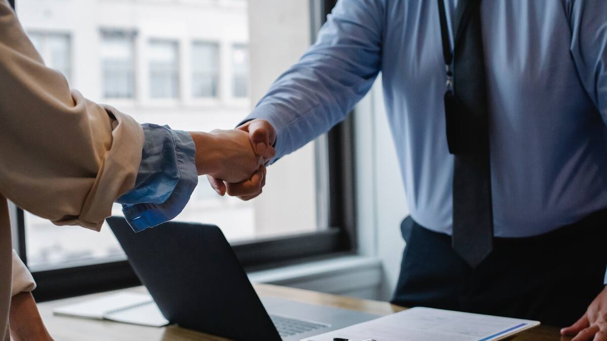 Crece generación de empleos en sector privado de EU, superando las previsiones, según encuesta ADP/Stanford Lab