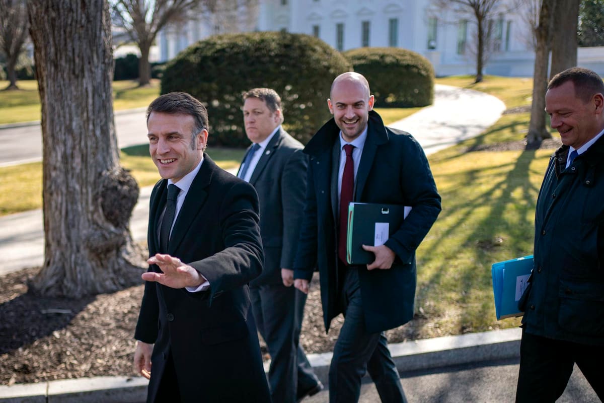 El presidente francés Emmanuel Macron se retira tras una llamada de la cumbre de líderes del G7 con el presidente de EE.UU. Donald J. Trump en la Casa Blanca en Washington, DC, EE. UU., el 24 de febrero de 2025. (Francia) | Crédito: EFE/EPA/BONNIE CASH / POOL