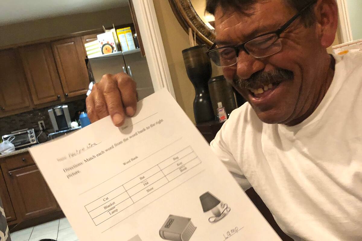 Abuelo aprovecha cuarentena por Covid-19 para aprender a escribir y leer