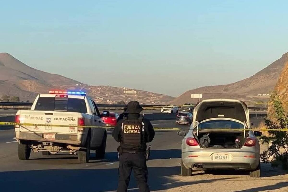 Abandonan cadáver dentro de vehículo en carretera Tijuana-Tecate