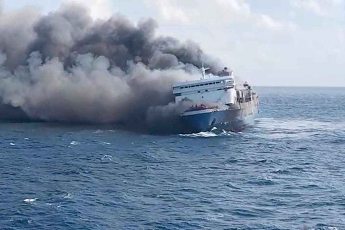 Tragedia marítima: ferry en llamas deja 5 muertos y rescatistas buscan más de 40 desaparecidos en Indonesia