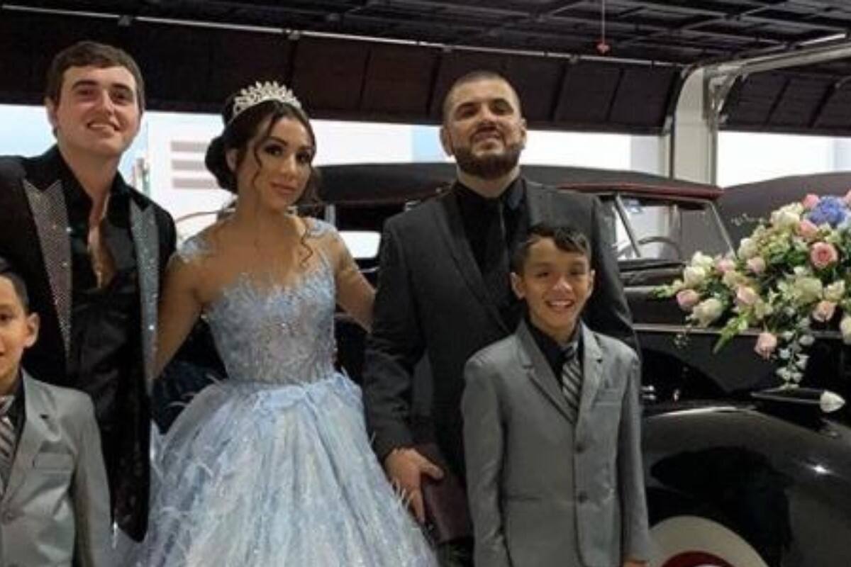 Alcalde de Tianguistengo gasta 2 mdp en XV años de su hija; canta “El Komander”