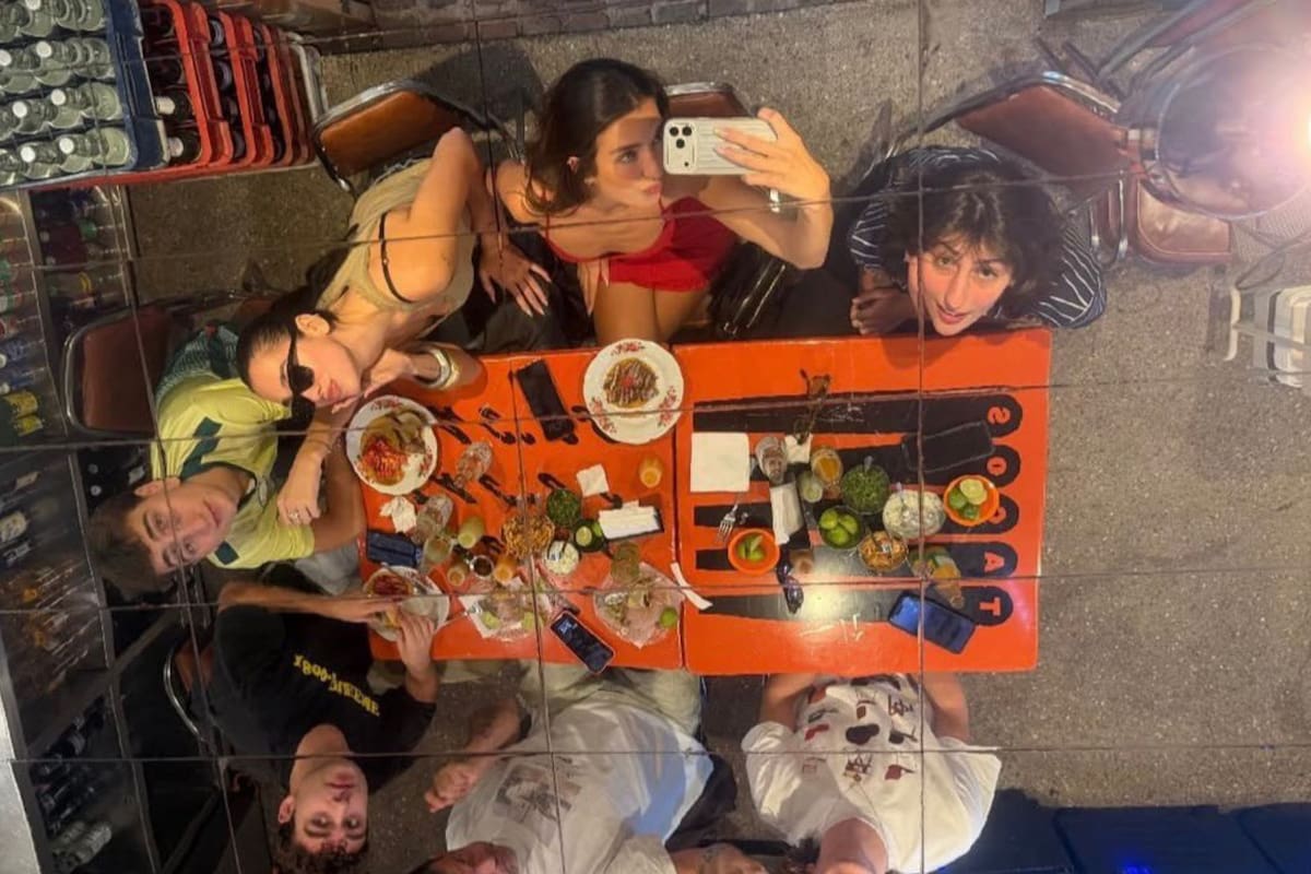 Captan a Dua Lipa disfrutando de tacos en la taquería El Califa de León, reconocida con una estrella Michelin