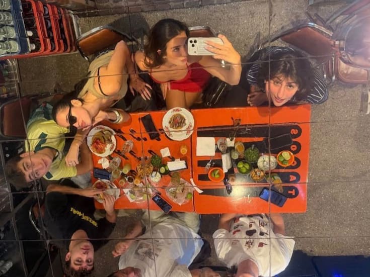 Captan a Dua Lipa disfrutando de tacos en la taquería El Califa de León, reconocida con una estrella Michelin