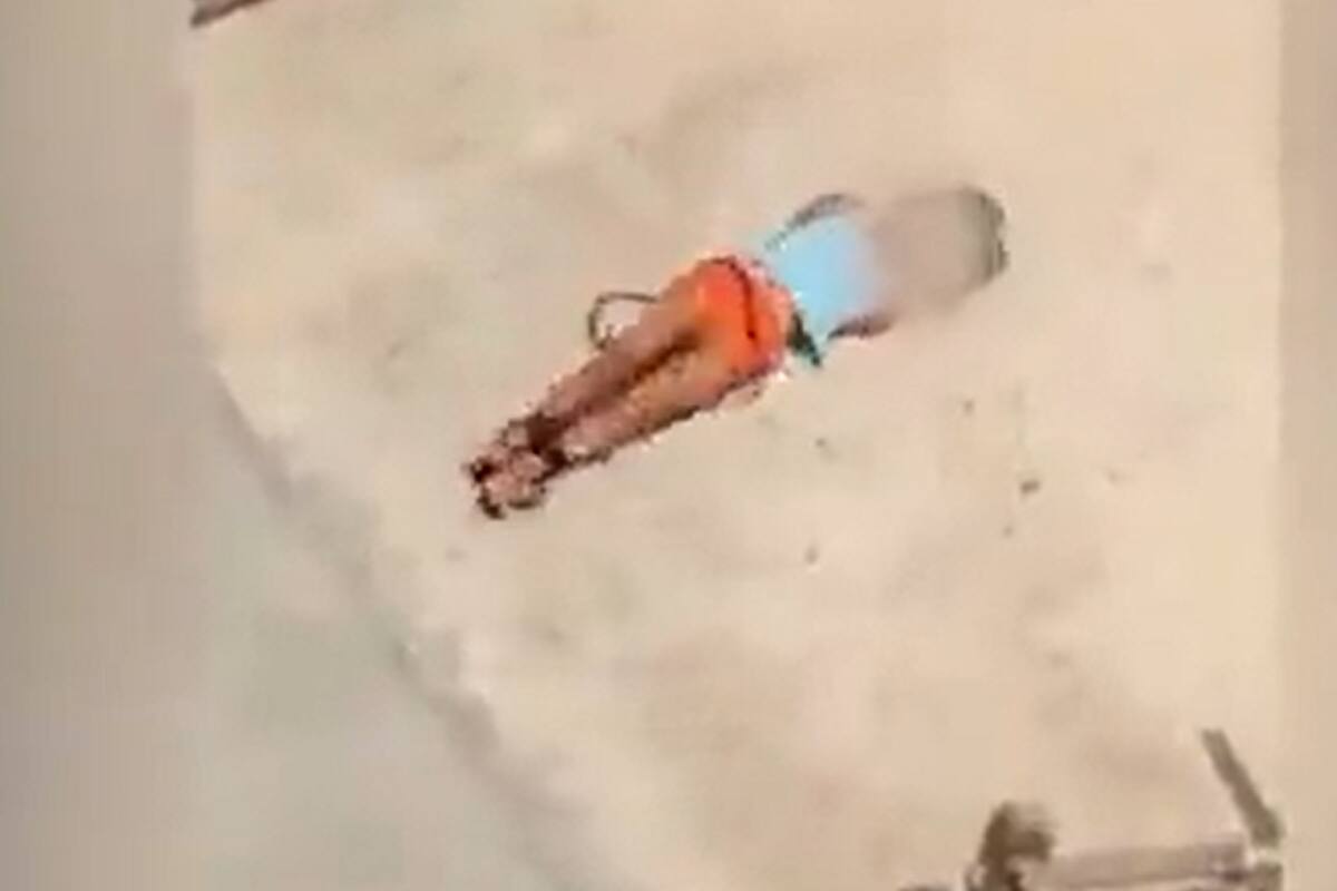 India: Niña es atada de pies y manos por su madre y puesta bajo el sol por no hacer la tarea