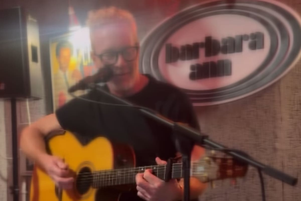 Ex “Ficha Azul” de Parchís reaparece: Frank Díaz canta en cafeterías para sobrevivir