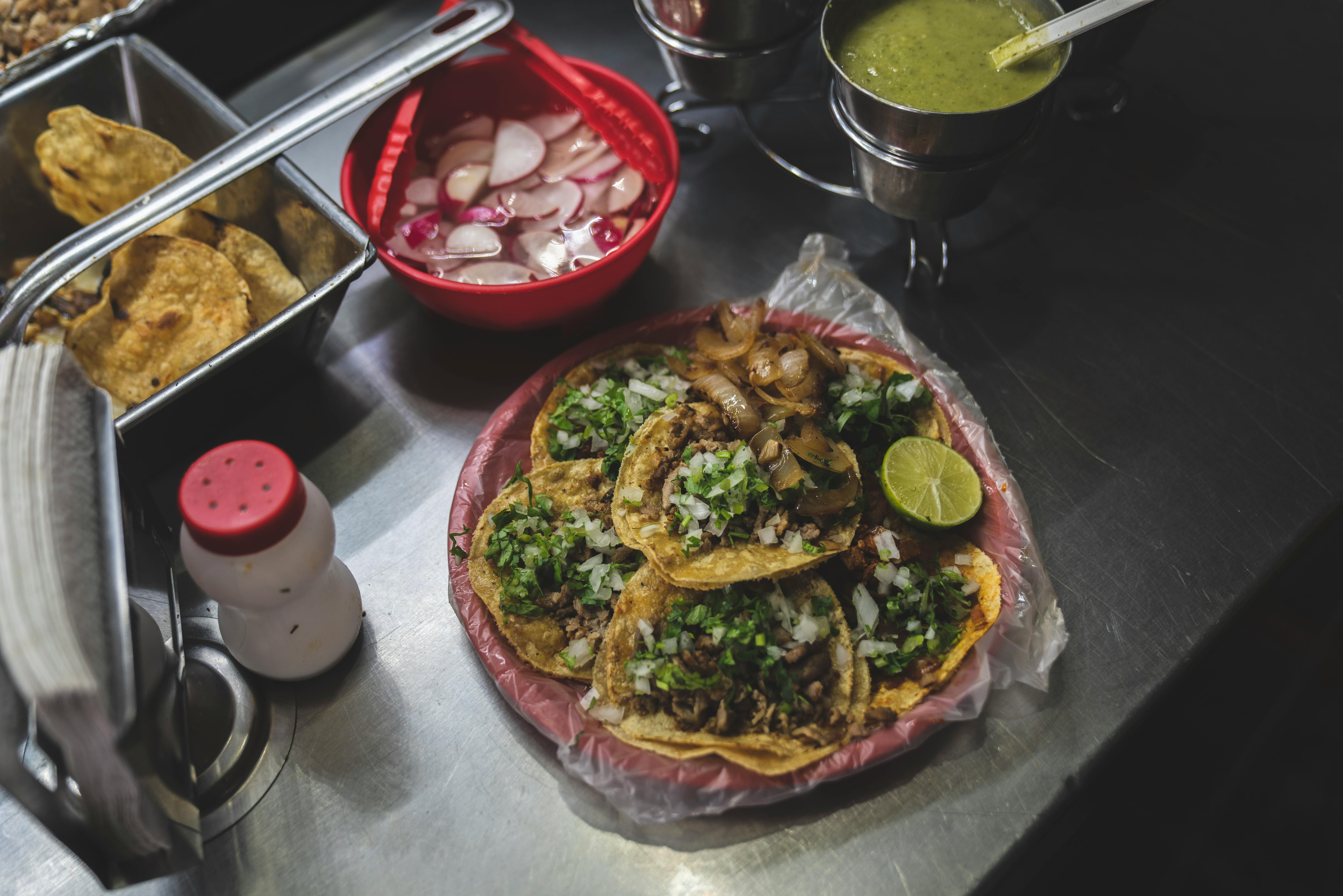Los tacos son el alma de la comida callejera en todo México. (Foto: Pexels - Cristian Rojas)