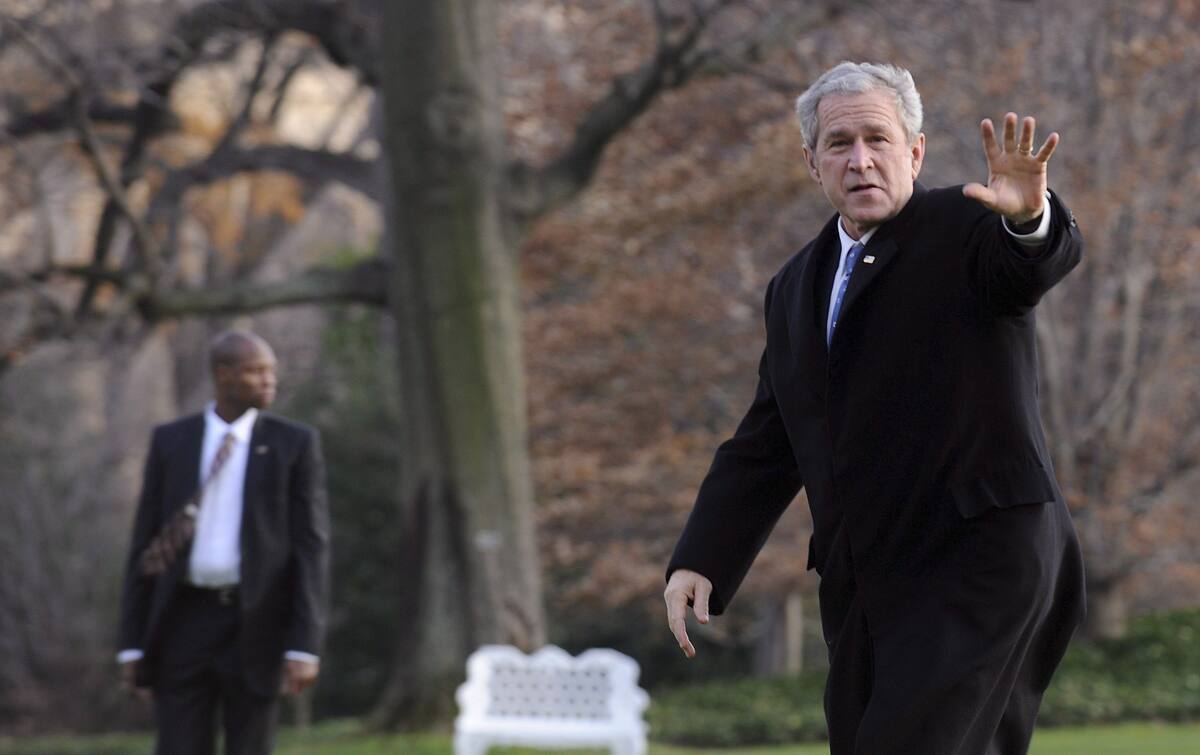 STX02. WASHINGTON (EEUU), 12/12/08 .- El presidente de EEUU, George W. Bush, saluda hoy, 12 de diciembre de 2008, a su llegada a la Casa Blanca en Washington, D.C., tras su regreso de la Universidad Texas A&M, donde pronunció un discurso. EFE/SHAWN THEW