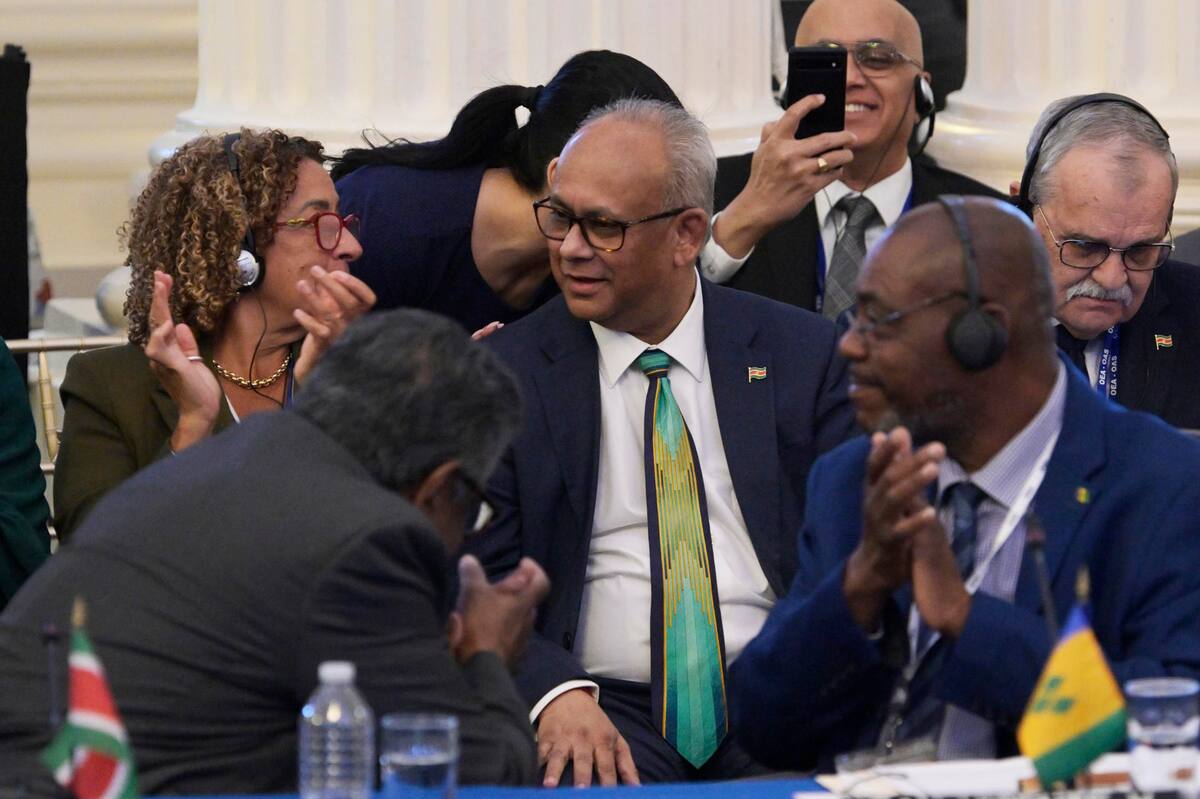 El canciller de Surinam, Albert Ramdin (c), recibe aplausos durante una sesión extraordinaria de la Asamblea General de la Organización de los Estados Americanos (OEA) celebrada este lunes, en la sede del organismo en Washington (EE.UU.). Ramdin fue elegido por aclamación como nuevo secretario general de la Organización de los Estados Americanos (OEA) para el período 2025-2030 y sucederá al uruguayo Luis Almagro en el cargo.