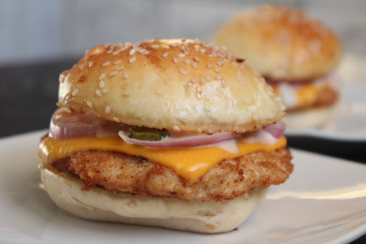 Apunta con pistola a empleado de Popeyes porque se acabaron los sándwiches de pollo